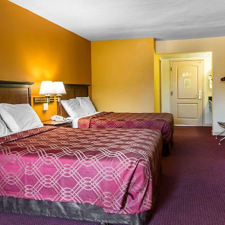 Econo Lodge At Six Flags Остел Екстериор снимка