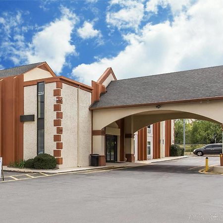 Econo Lodge At Six Flags Остел Екстериор снимка