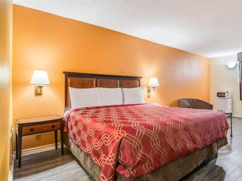 Econo Lodge At Six Flags Остел Екстериор снимка