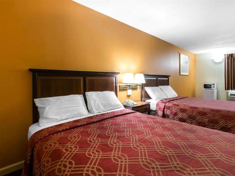 Econo Lodge At Six Flags Остел Екстериор снимка