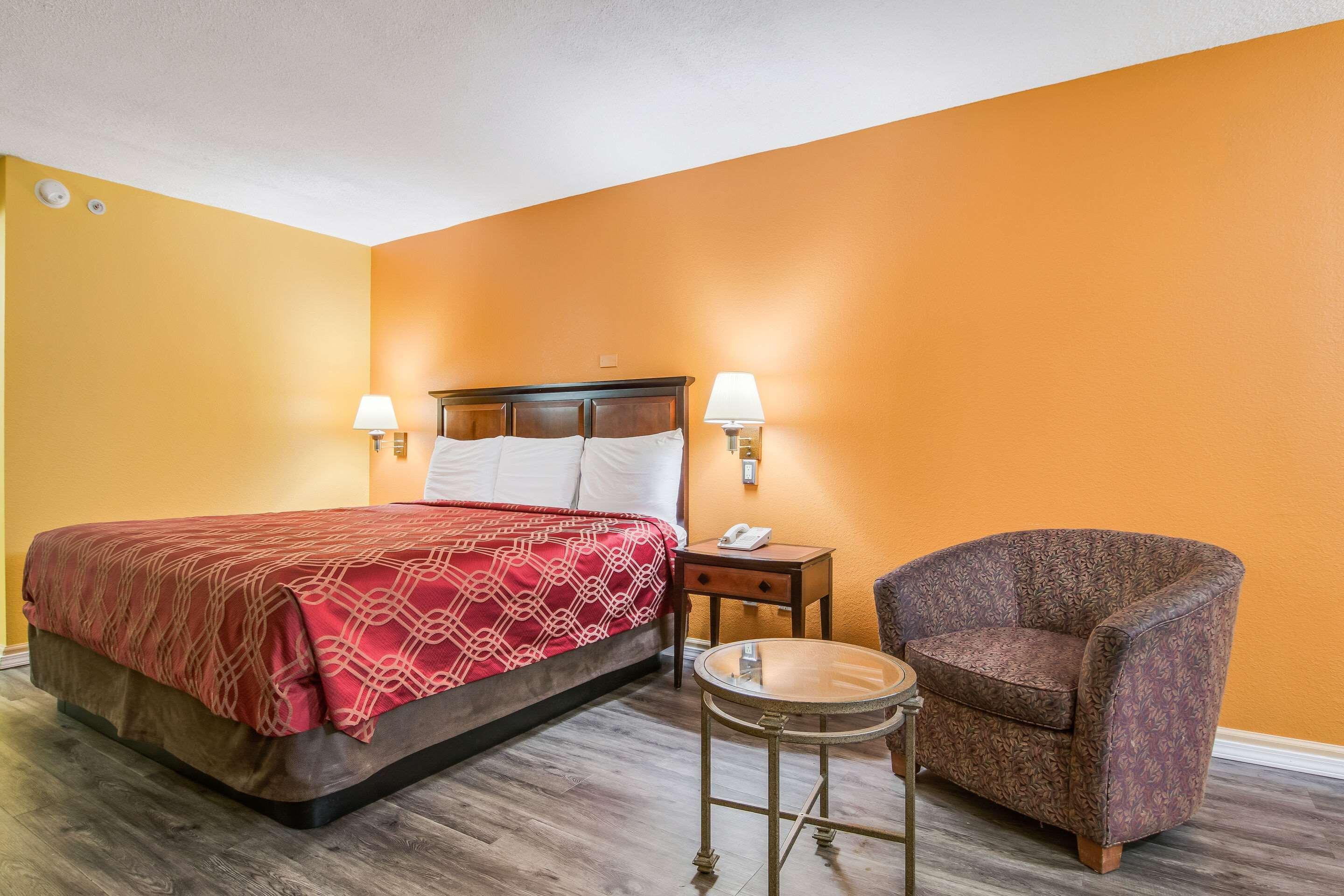 Econo Lodge At Six Flags Остел Екстериор снимка