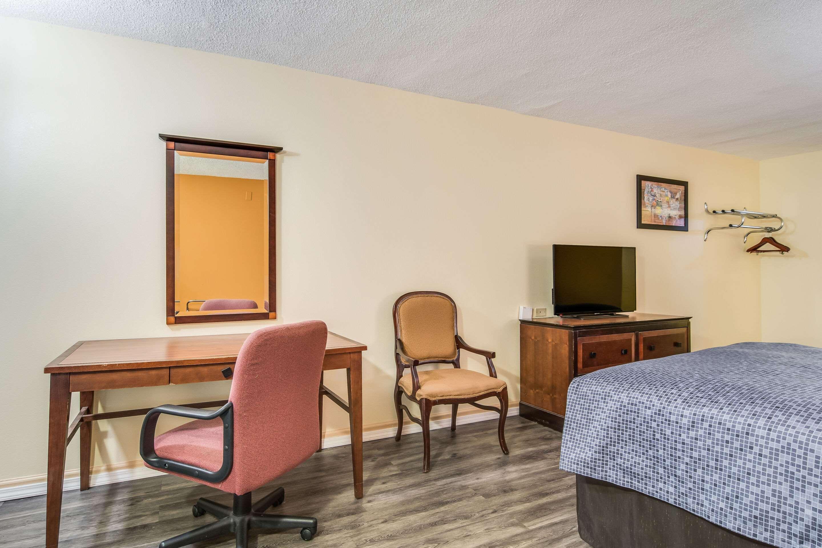 Econo Lodge At Six Flags Остел Екстериор снимка