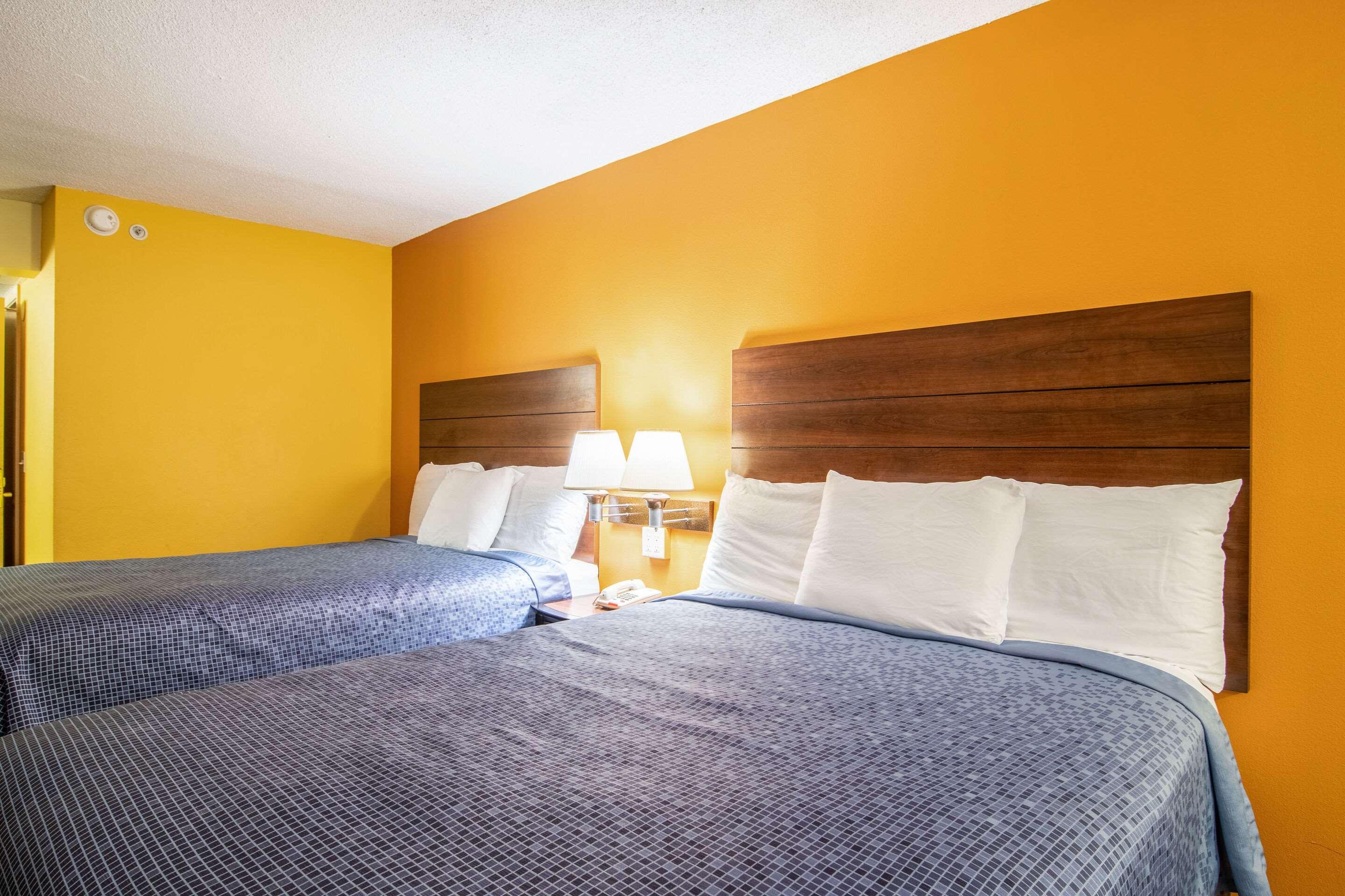 Econo Lodge At Six Flags Остел Екстериор снимка