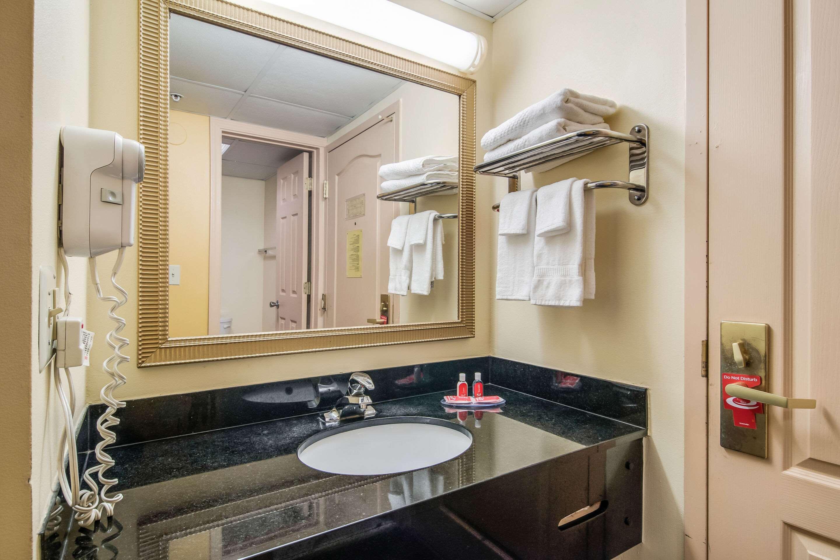 Econo Lodge At Six Flags Остел Екстериор снимка