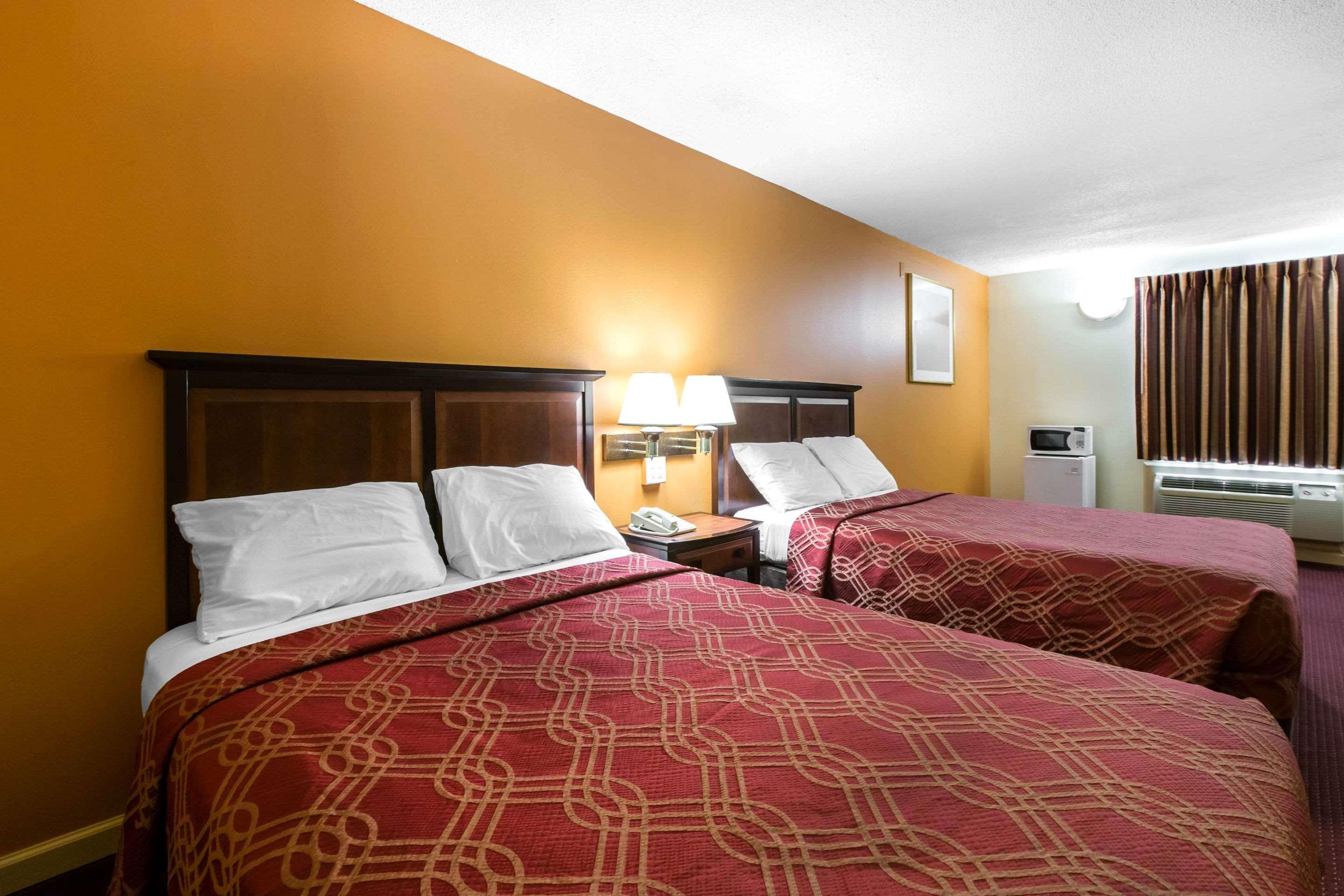 Econo Lodge At Six Flags Остел Екстериор снимка