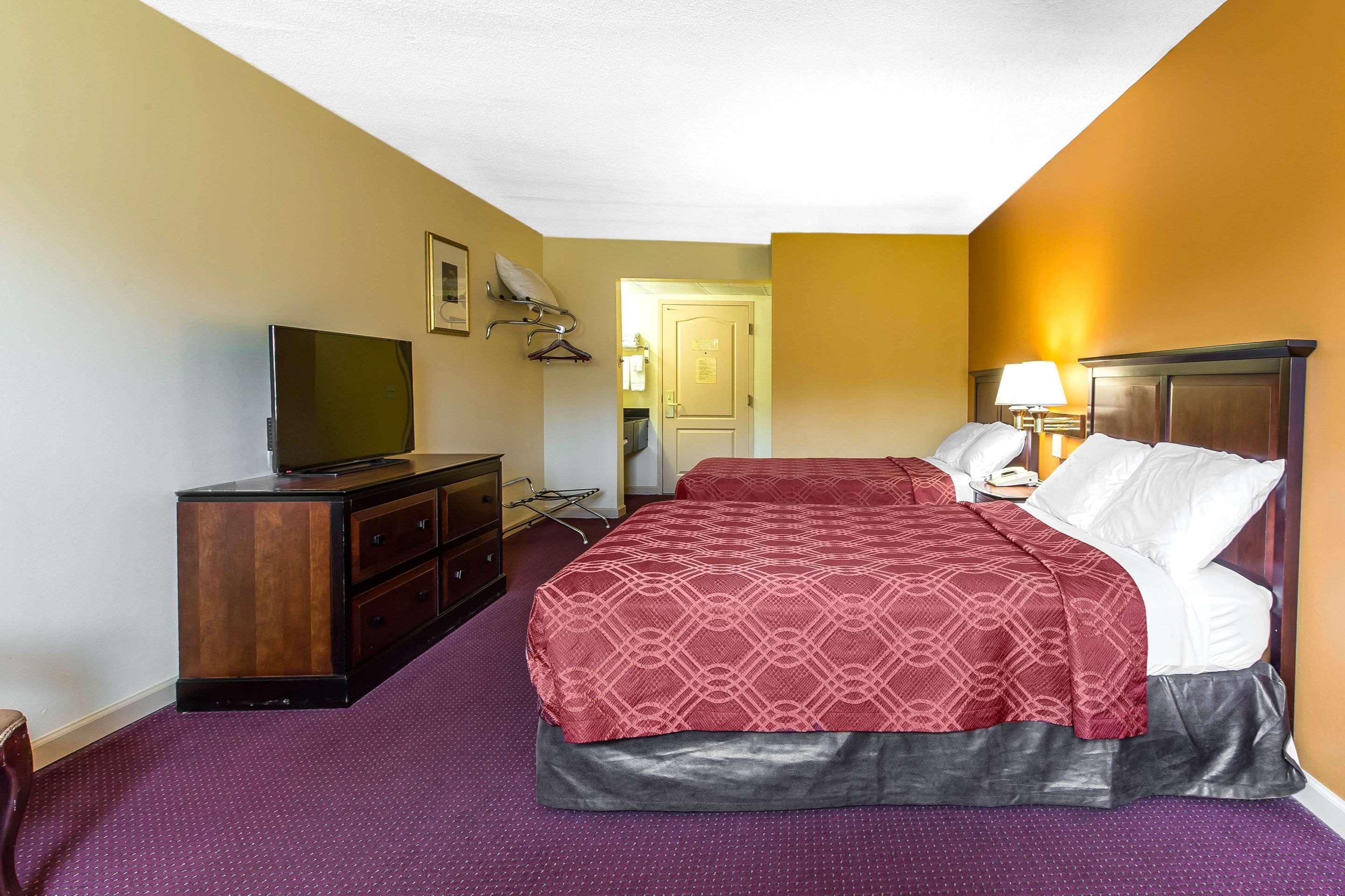 Econo Lodge At Six Flags Остел Екстериор снимка