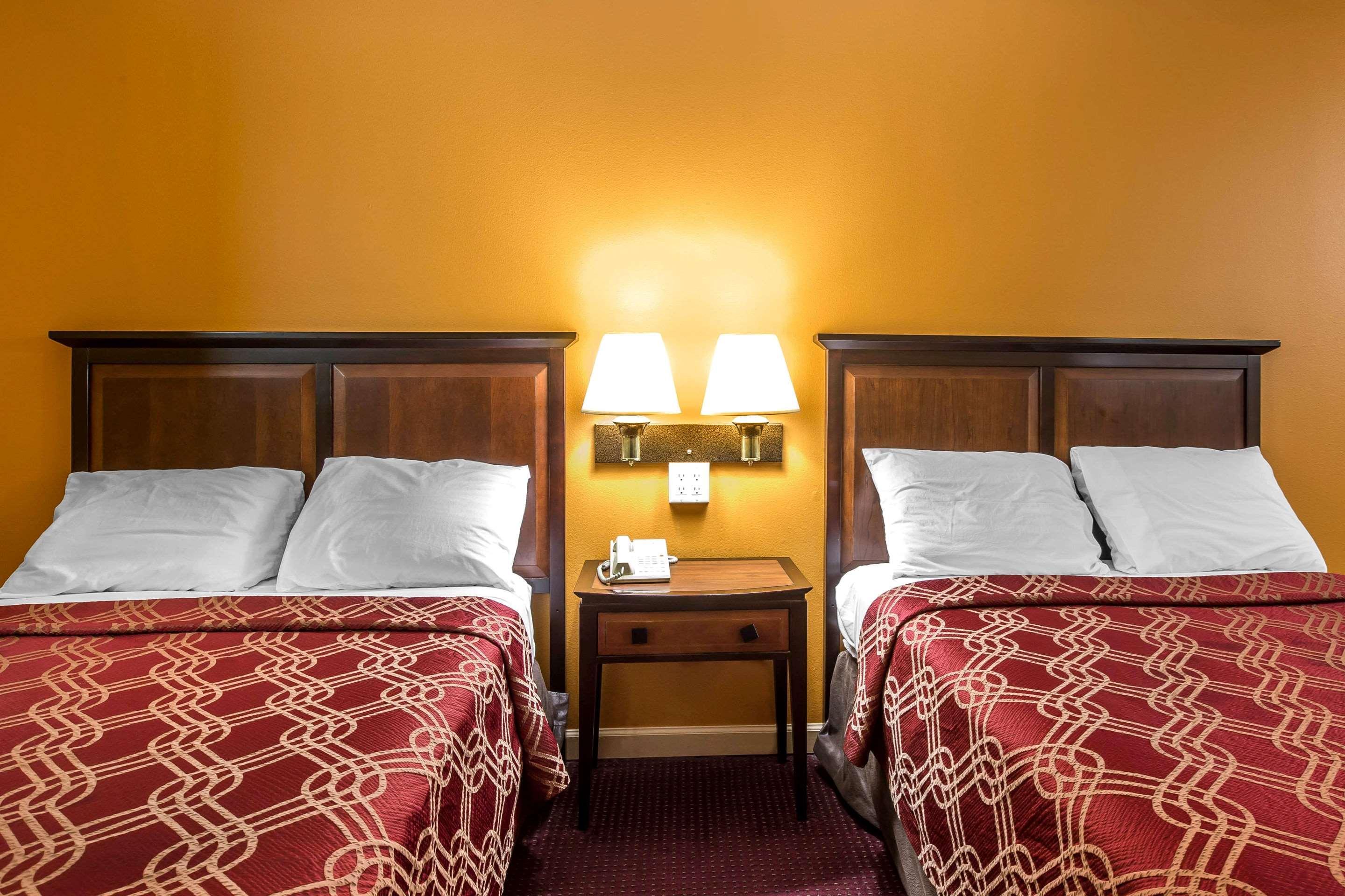 Econo Lodge At Six Flags Остел Екстериор снимка