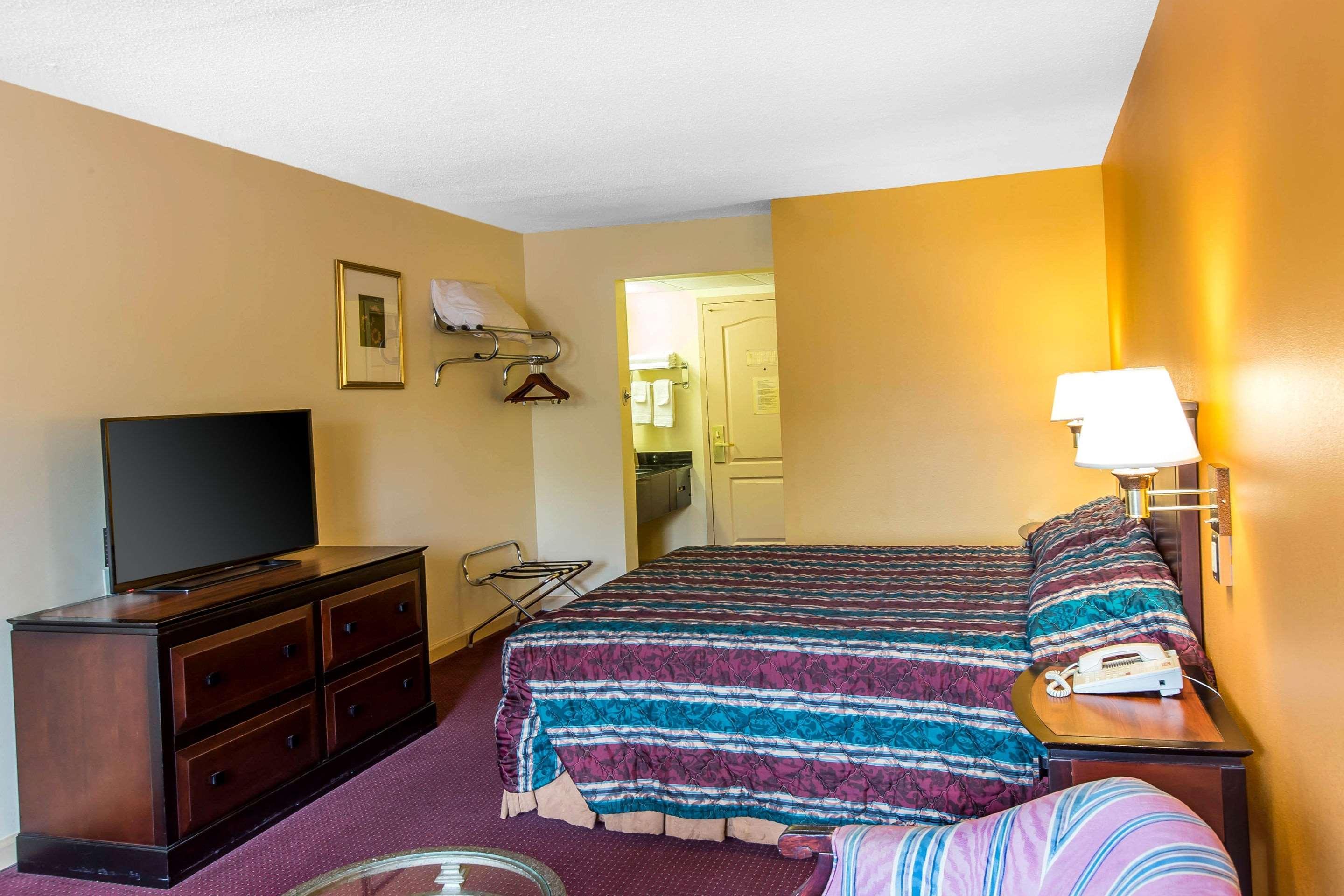 Econo Lodge At Six Flags Остел Екстериор снимка
