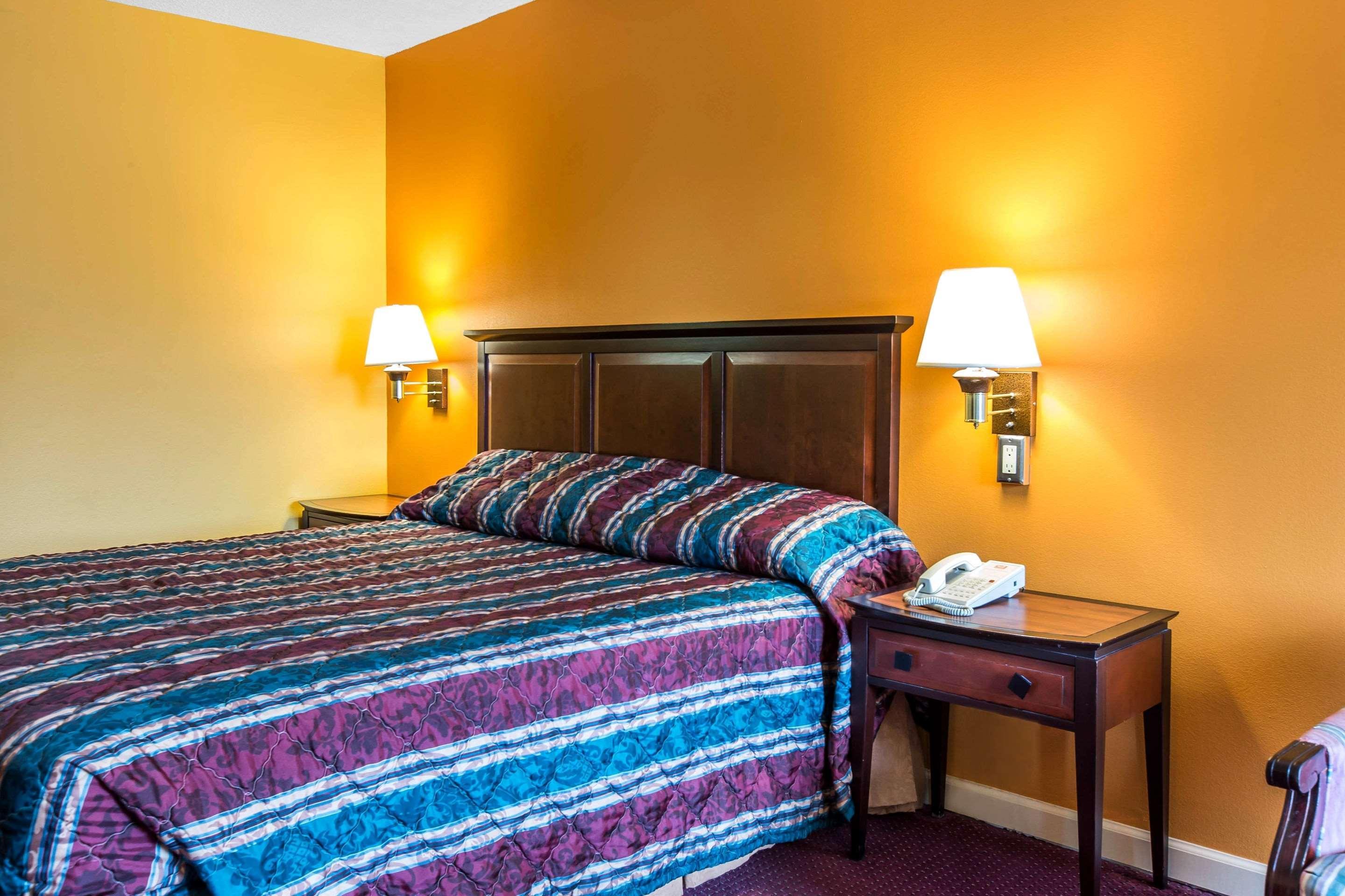 Econo Lodge At Six Flags Остел Екстериор снимка
