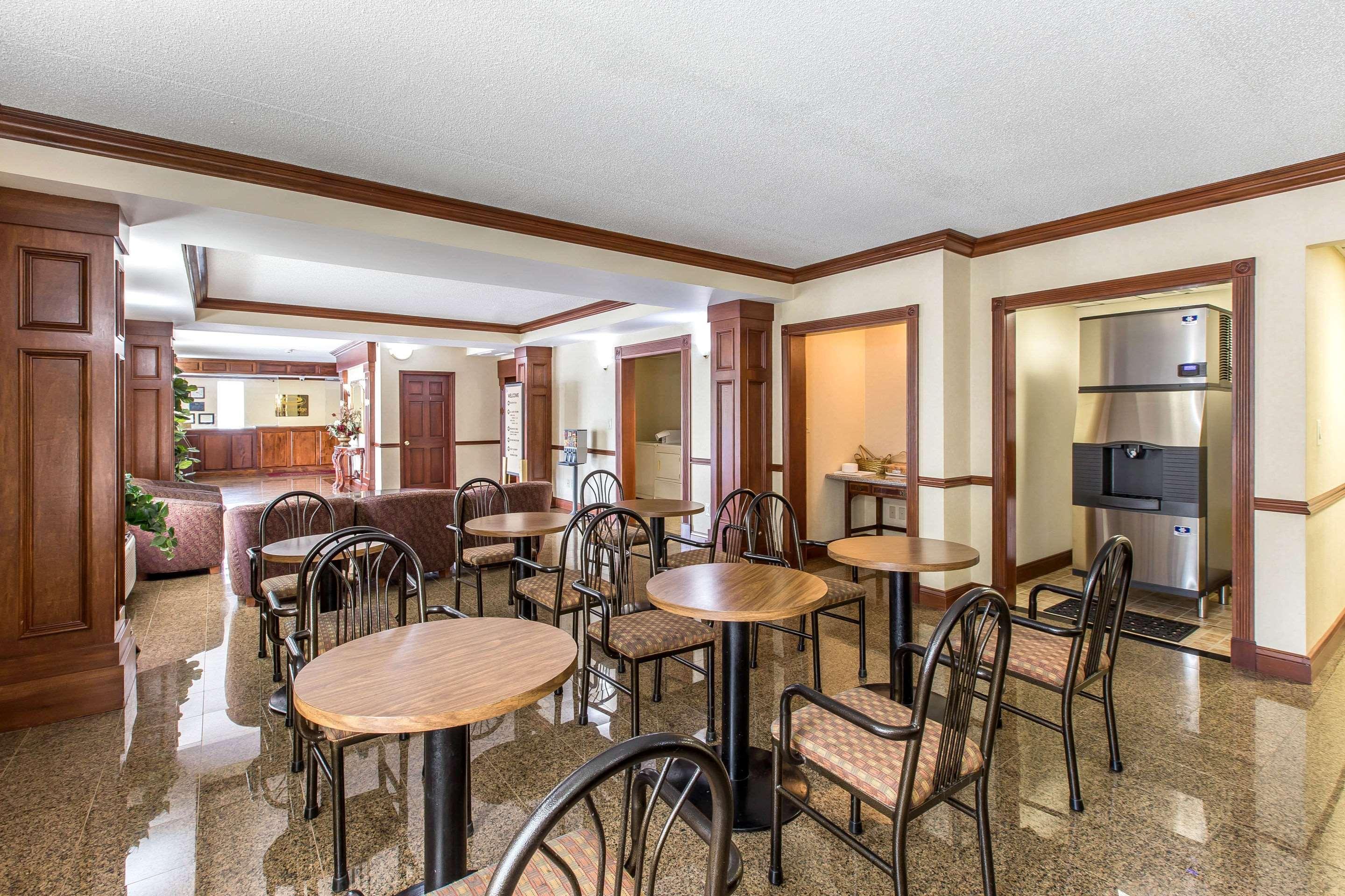 Econo Lodge At Six Flags Остел Екстериор снимка