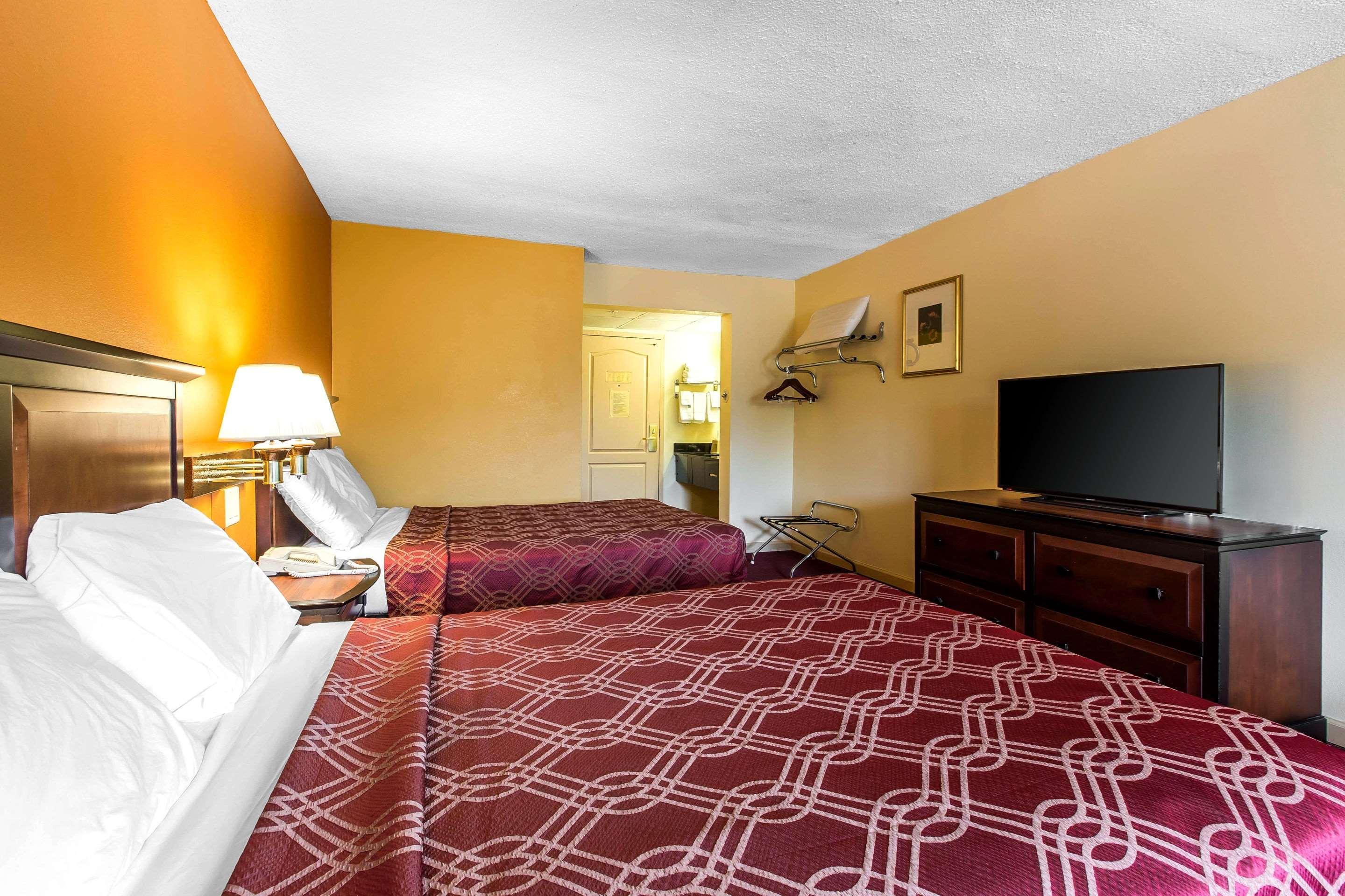 Econo Lodge At Six Flags Остел Екстериор снимка
