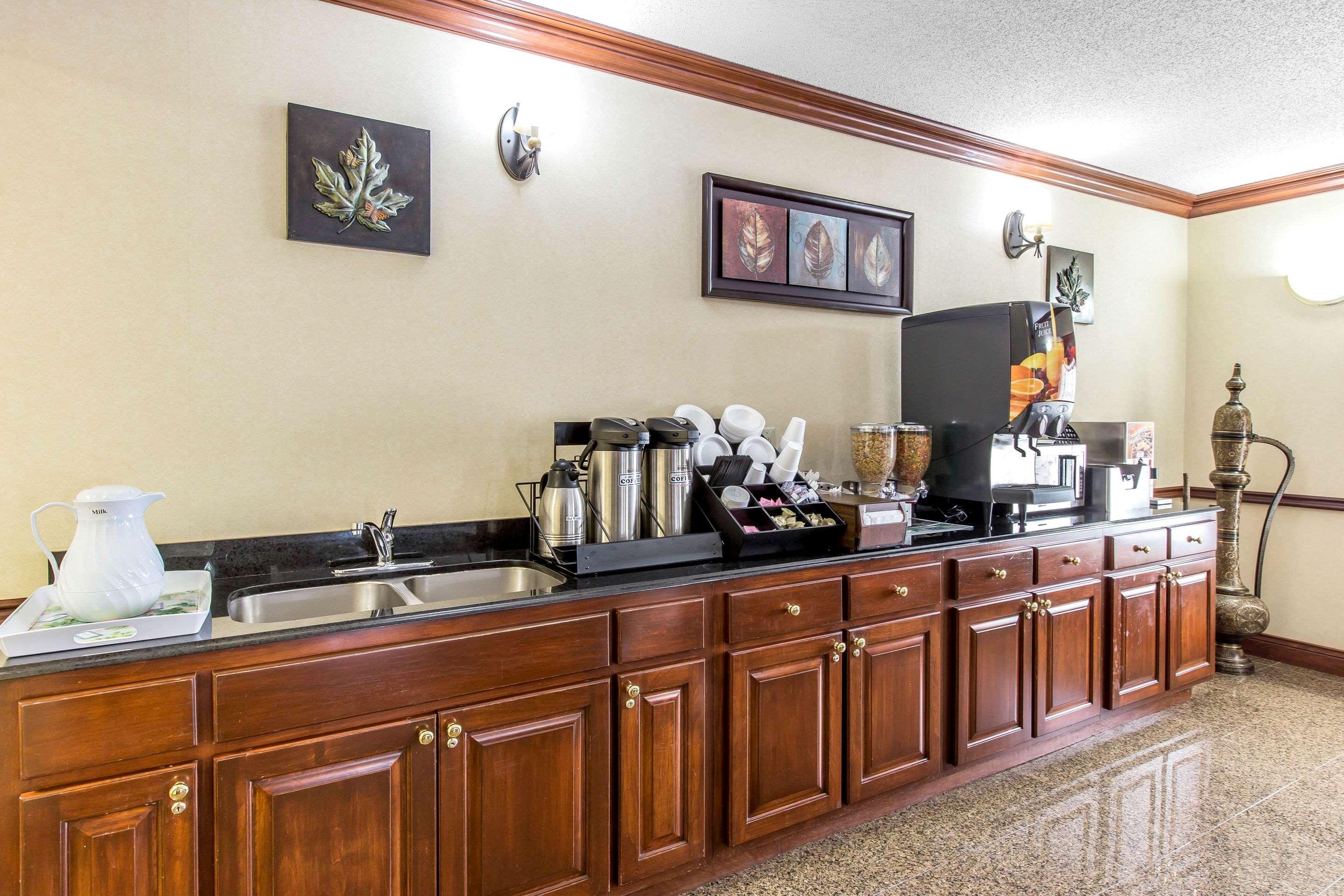 Econo Lodge At Six Flags Остел Екстериор снимка