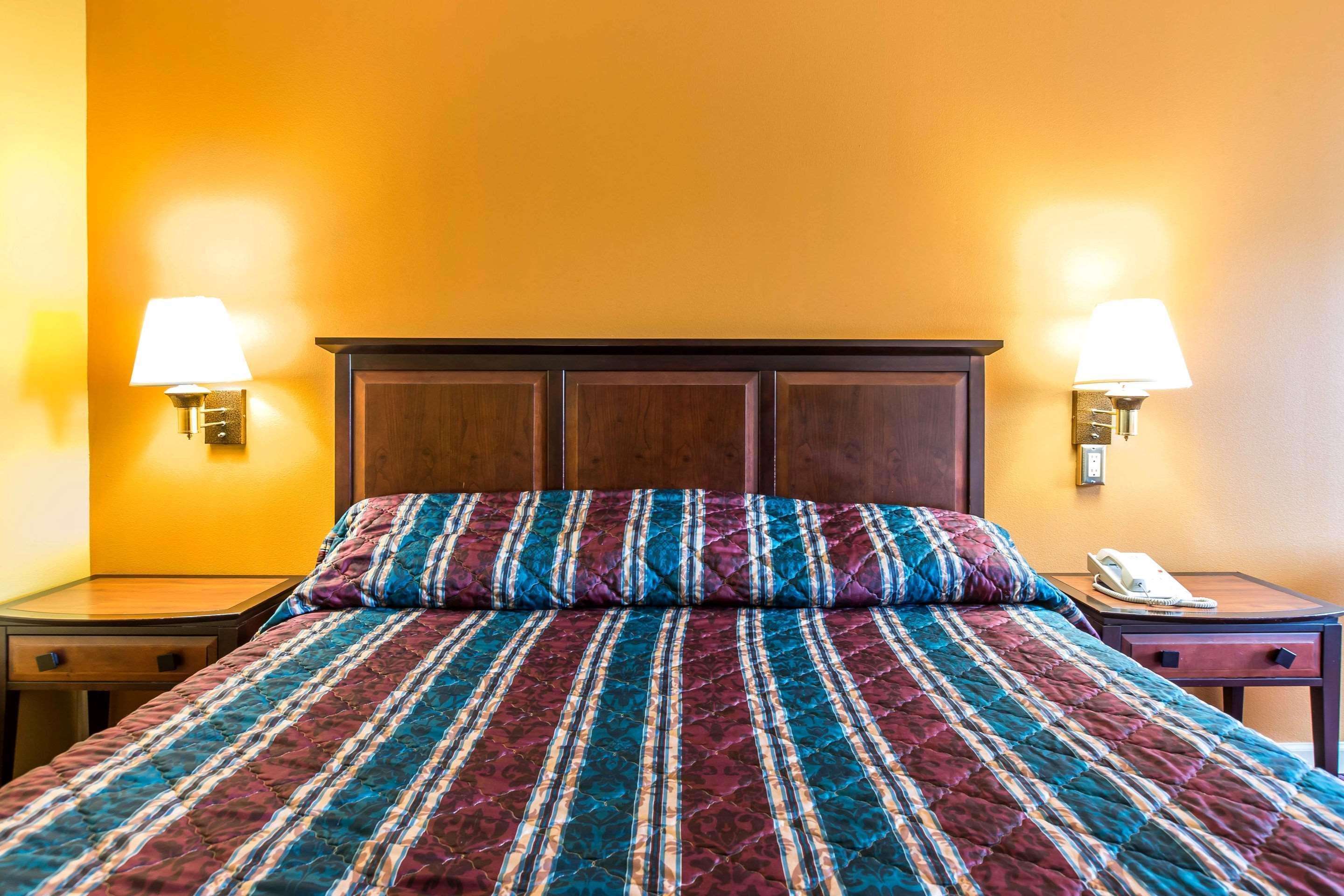 Econo Lodge At Six Flags Остел Екстериор снимка
