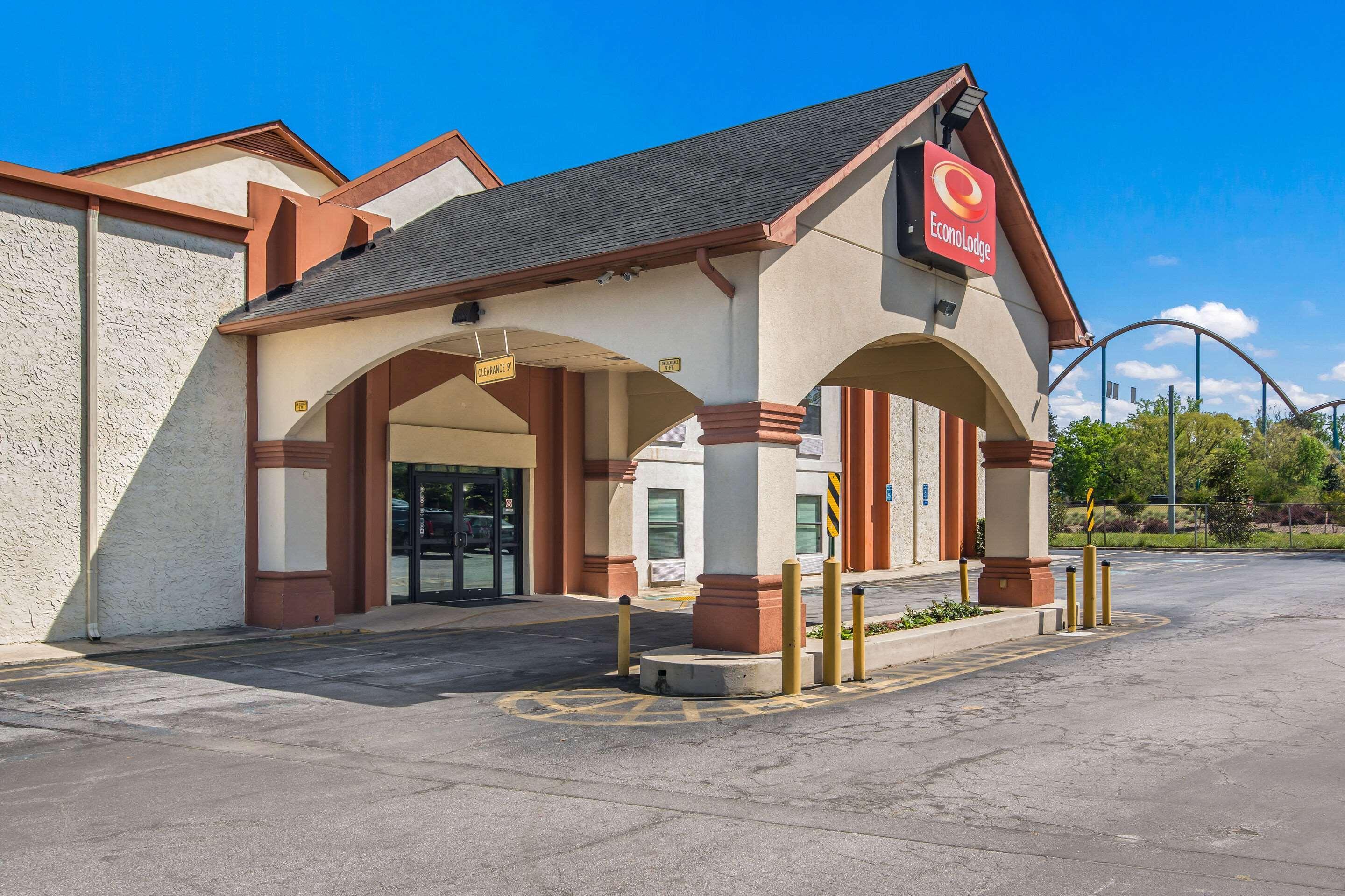 Econo Lodge At Six Flags Остел Екстериор снимка