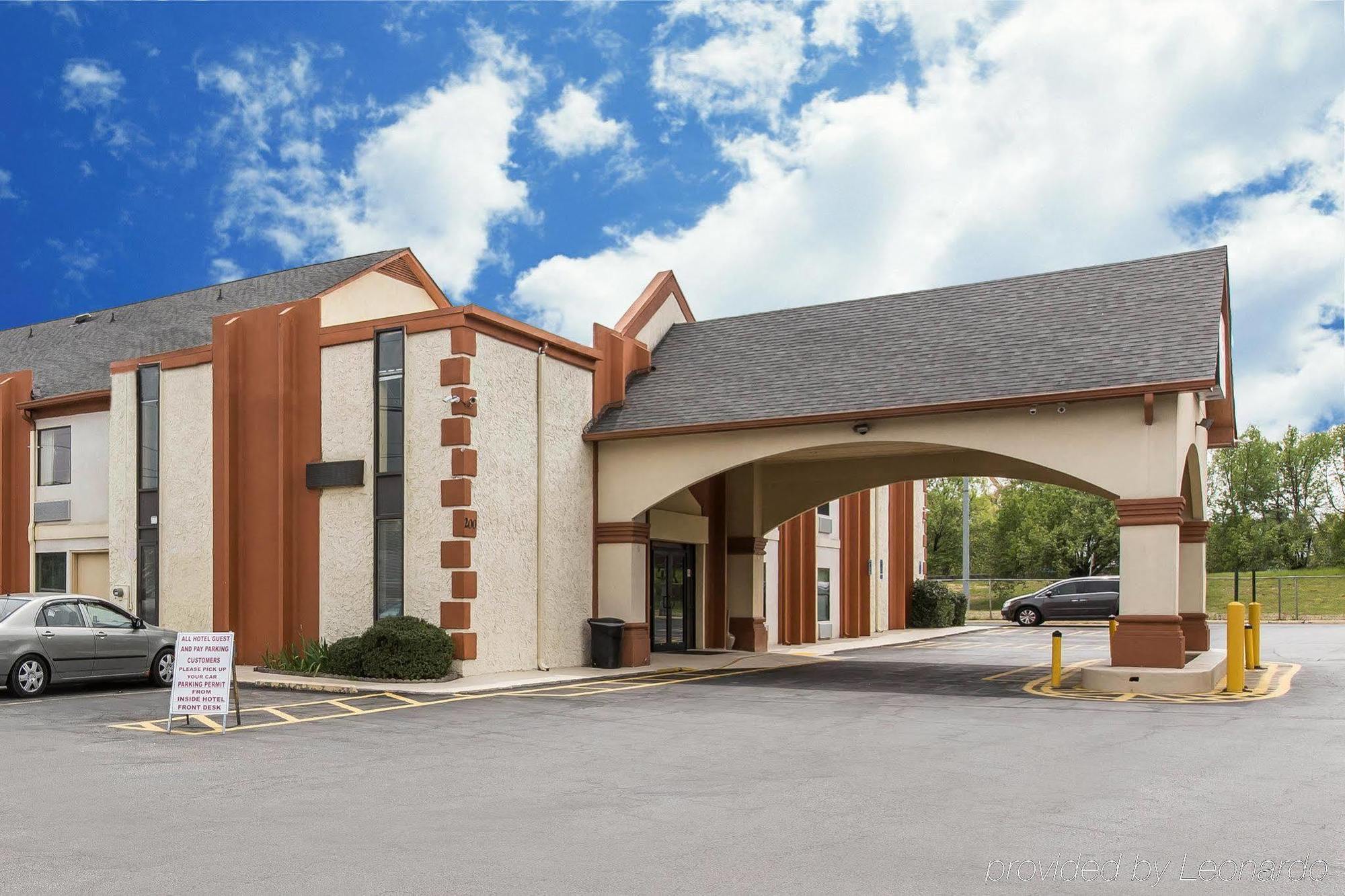 Econo Lodge At Six Flags Остел Екстериор снимка